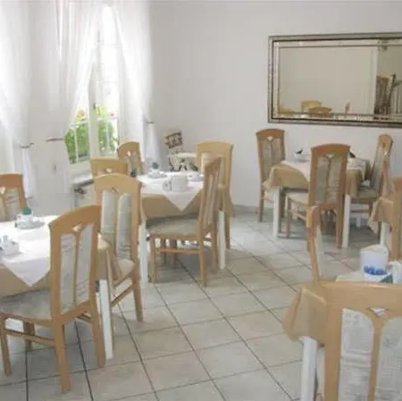 Central Hotel 2*